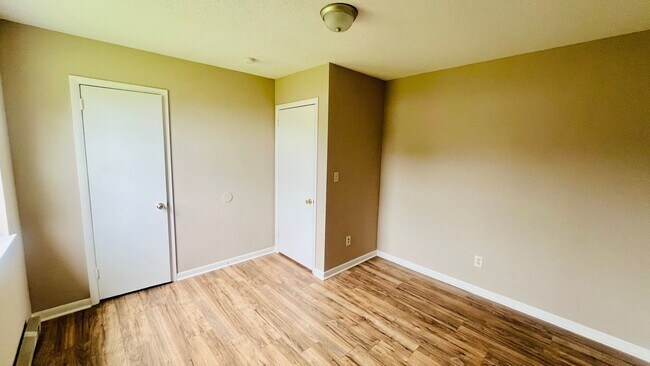 Building Photo - 111 Bandywood Ct