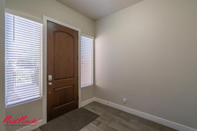 Building Photo - Pet Friendly 4 Bedroom Home! Internet Incl...
