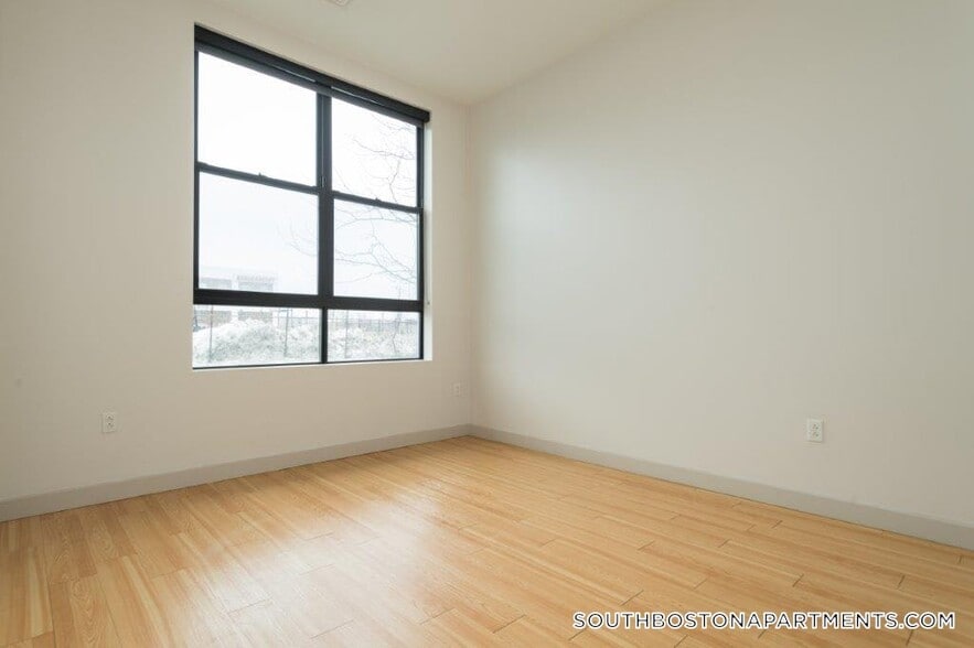 Building Photo - 320 D St