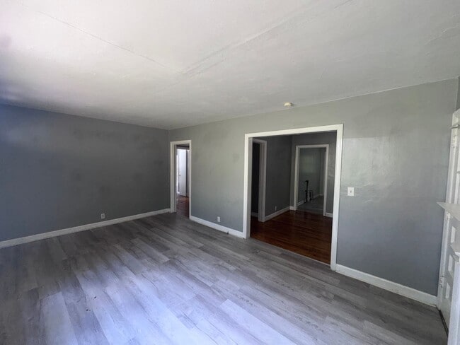 Building Photo - 3 bedroom/1 bath home