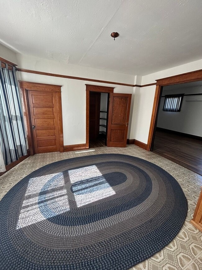 Building Photo - Historic 3 Bedroom, 1.5 Bath Home in Downt...