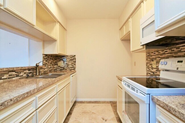 Building Photo - 3025 Walnut Bend Ln
