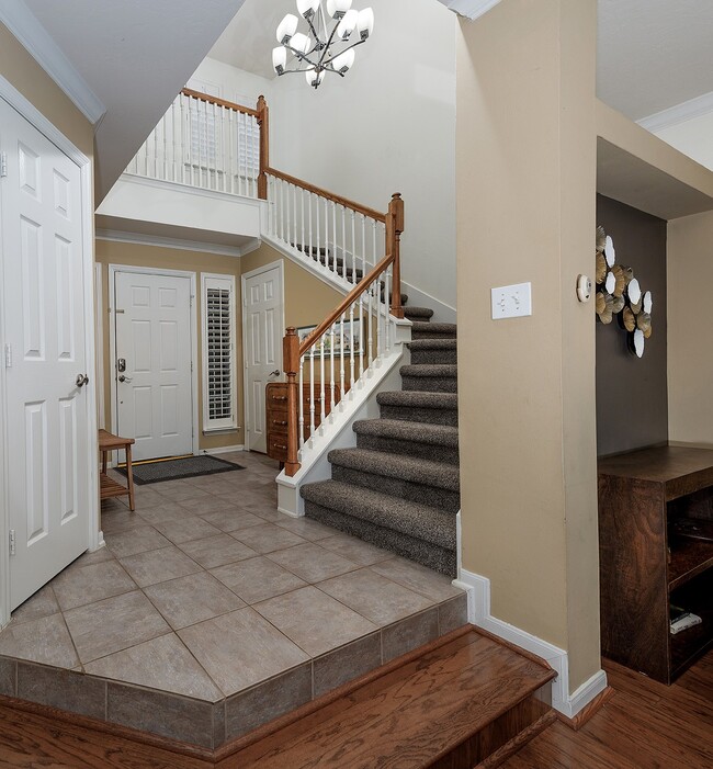 Building Photo - 110 N Valley Oaks Cir