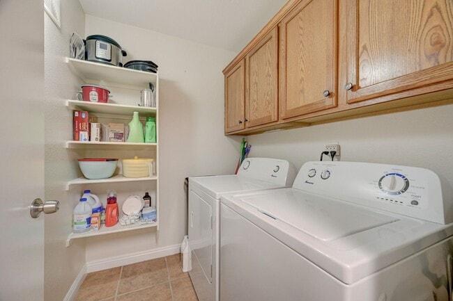 Building Photo - Well-maintained single-story condo