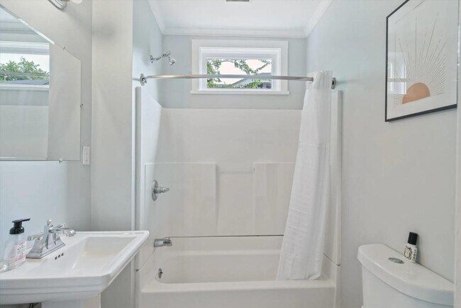 Building Photo - 2030 Young Ave