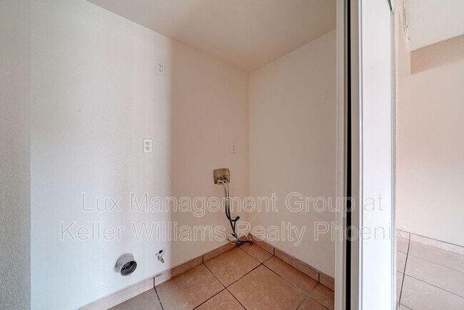 Building Photo - 3840 N 43rd Ave