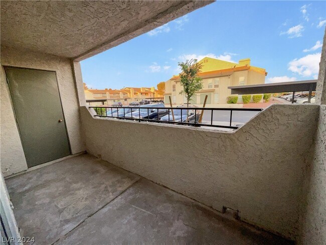 Building Photo - 3749 Carlyle Dr