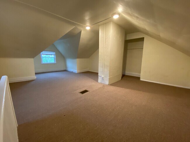 Building Photo - Updated 2BR Apartment with office now show...