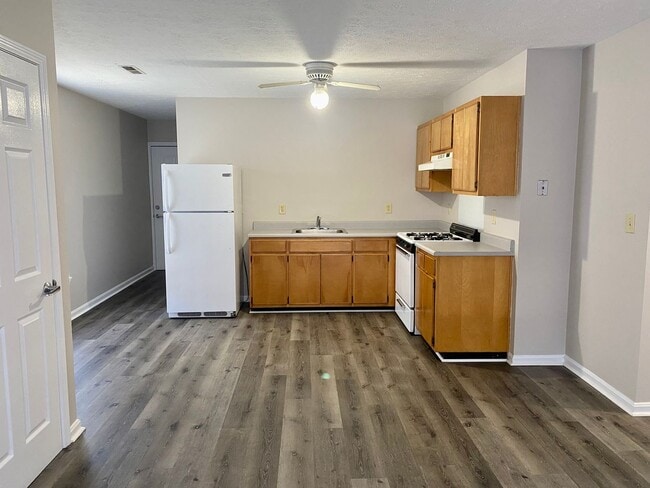 Building Photo - Second floor 2 bedroom apartment- Section ...
