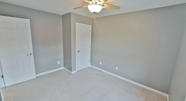 Building Photo - 3 Bed / 2-1/2 Bath Single Family Townhome with 1-Car Garage