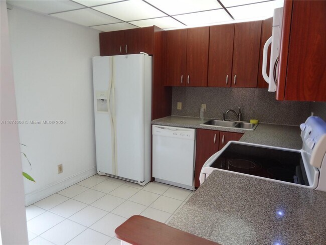 Building Photo - 3401 N Country Club Dr