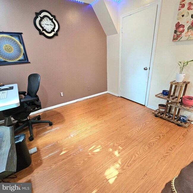 Building Photo - 7603 Tiverton Dr