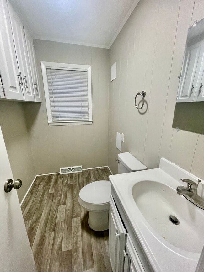 Building Photo - Welcome to this charming 3-bedroom, 1.5-bathroom home located in the desirable Newton, NC.