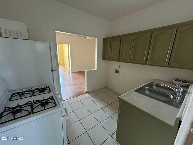 Building Photo - 1052 E Ave