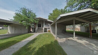 Building Photo - Spacious and charming conveniently located...
