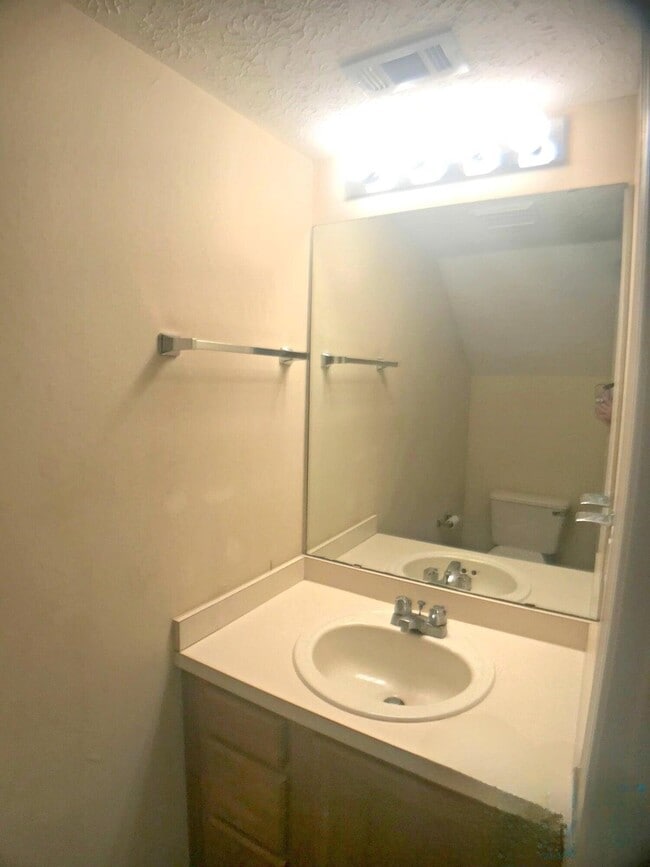 Building Photo - 2413 Suwanee Ln