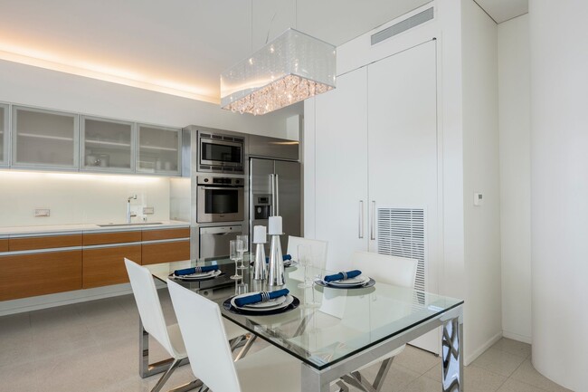 Building Photo - Luxurious premium corner unit nearly 1600 ...