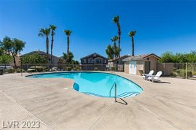 Building Photo - Large Spacious 3 Bedroom Townhome with Com...