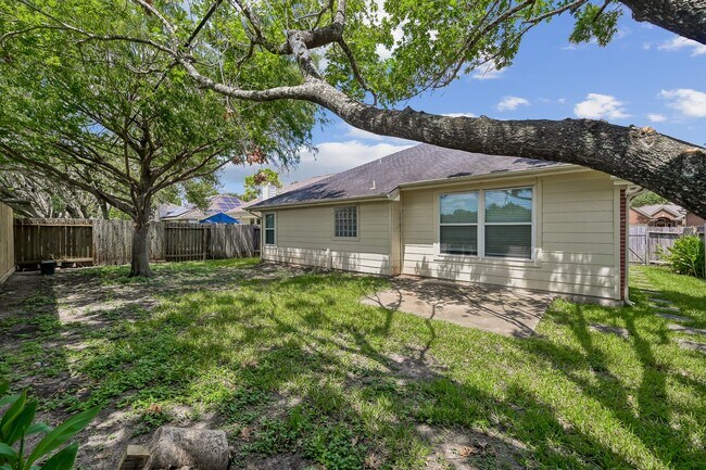 Building Photo - 5714 Overton Park Dr