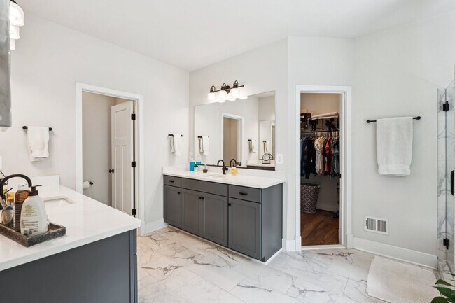 Building Photo - Impressive 6 Bed 4.5 Bath Single-Family Ho...