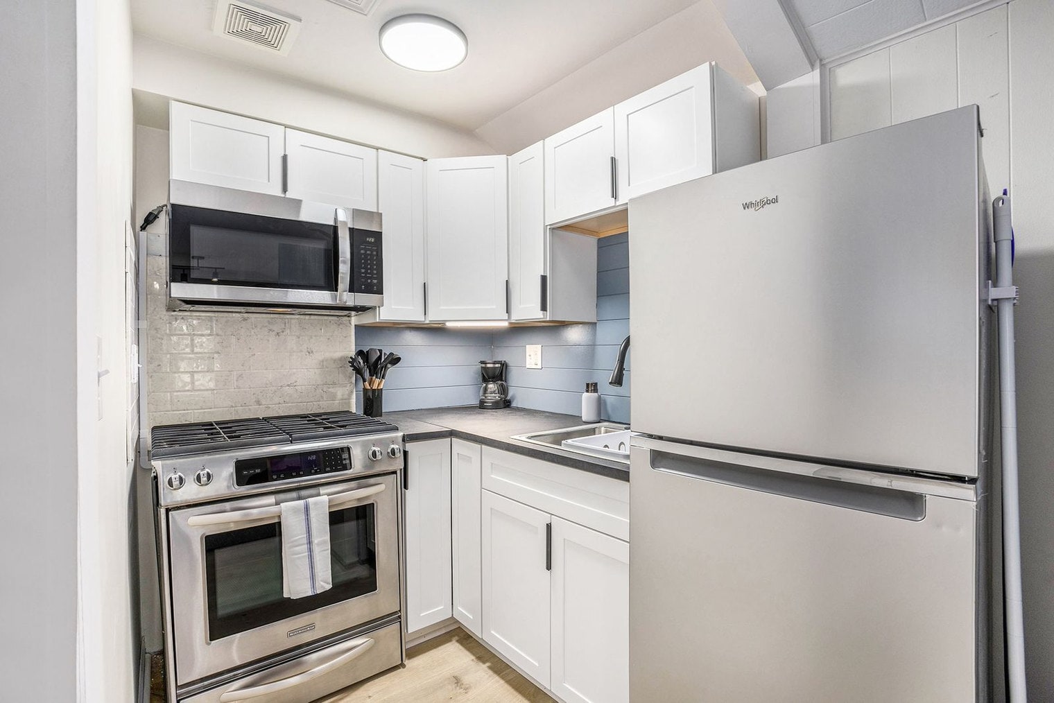 Building Photo - 37 Gold Ave NW