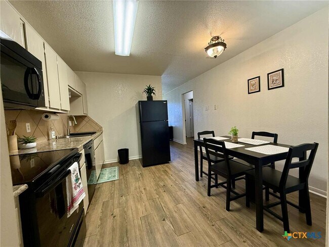 Building Photo - 1008 Circle M Dr