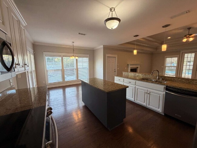 Building Photo - Available now FOR RENT in Dothan, AL!!