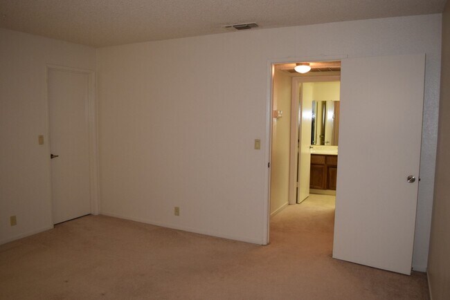 Building Photo - 6051 Roloff Way