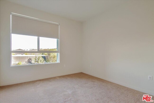 Building Photo - 12655 Bluff Creek Dr