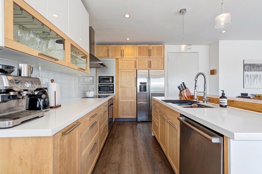 Building Photo - 1115 S Elm Dr