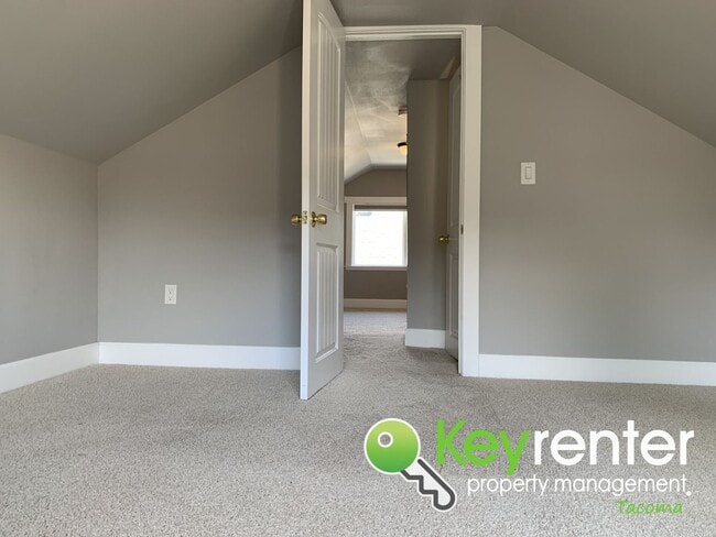 Building Photo - Centrally Located 3Bed/1.5Bath Tacoma Home!