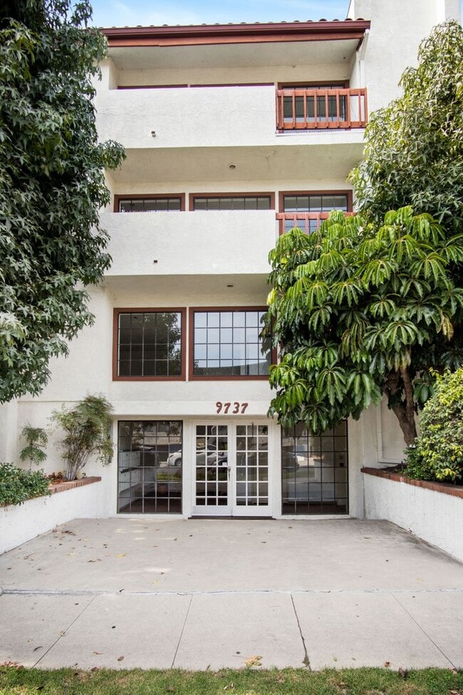 Building Photo - Newly renovated very bright 2 bed condo...