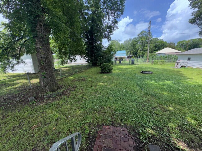 Building Photo - Cute 2 bedroom/1 bath home close to downtown, restaurants and shopping!