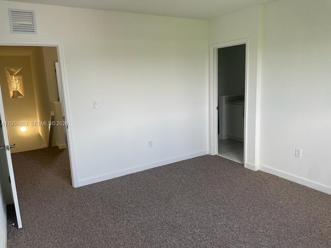 Building Photo - 556 NE 5th St