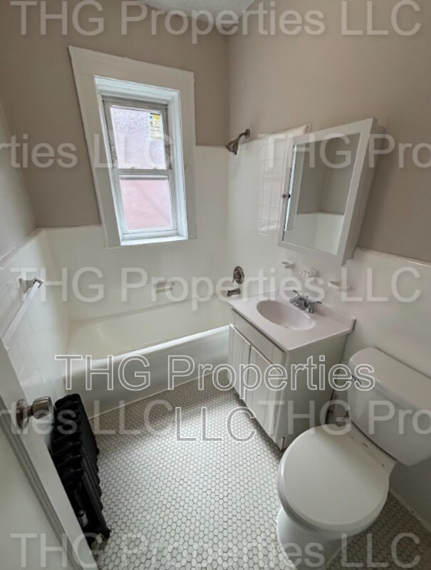 Building Photo - 490 Tremont Ave