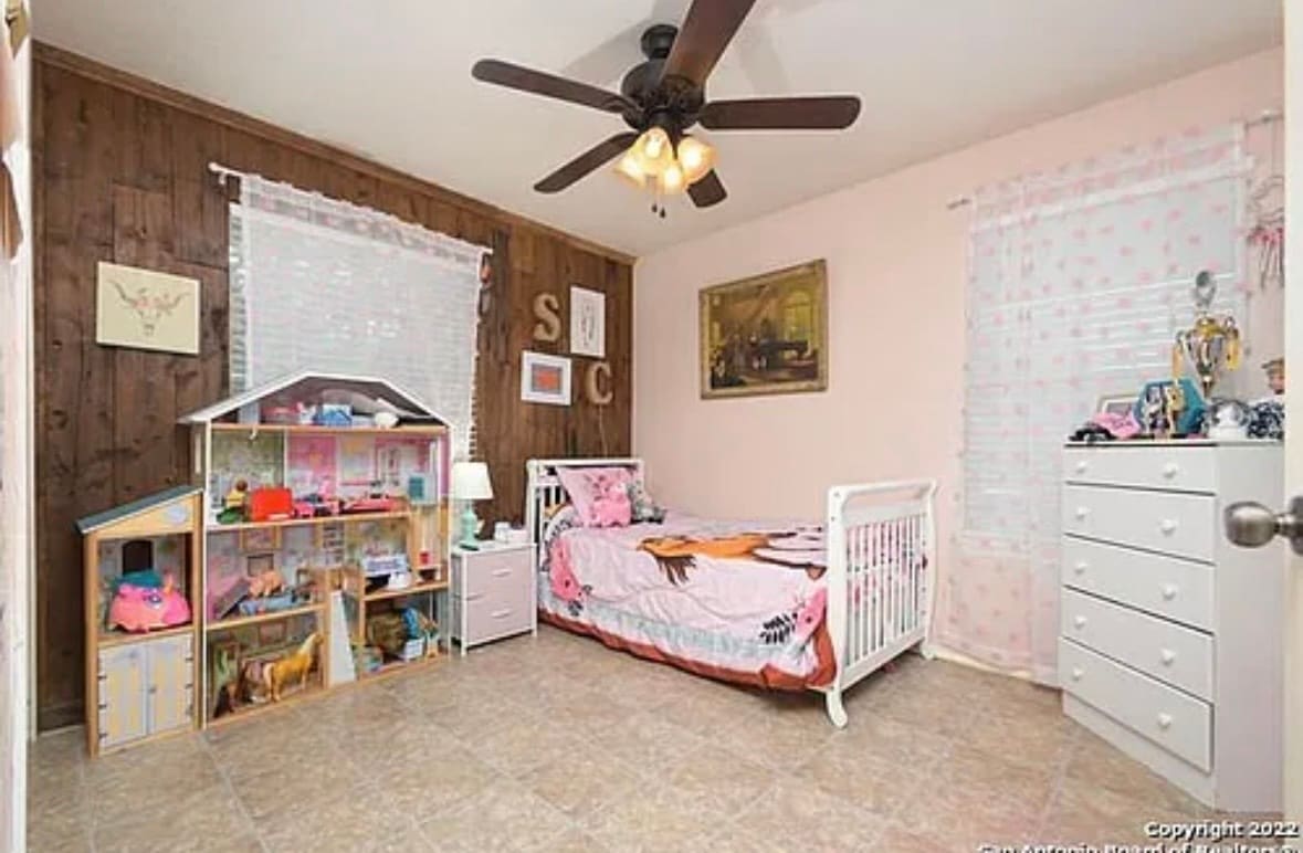 Building Photo - 1427 Range Fld