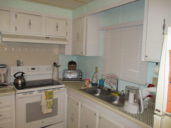 Building Photo - 7915 SE Independence Ave