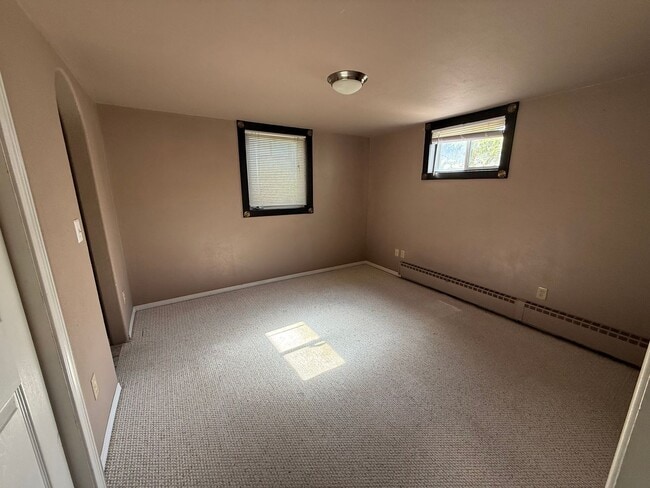 Building Photo - Well Maintained 1 Bed, 1 Bath Apartment