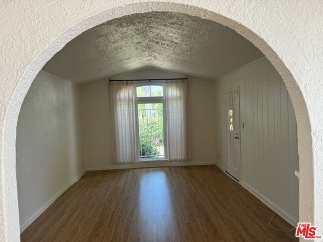 Building Photo - 944 Havenhurst Dr