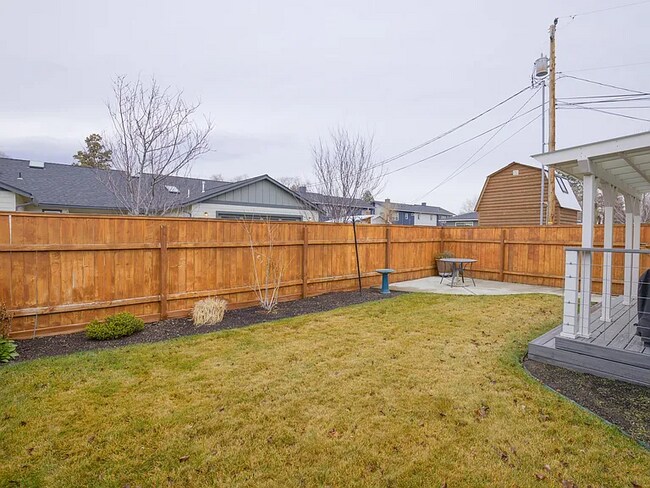 Building Photo - 1549 SW Kalama Ave