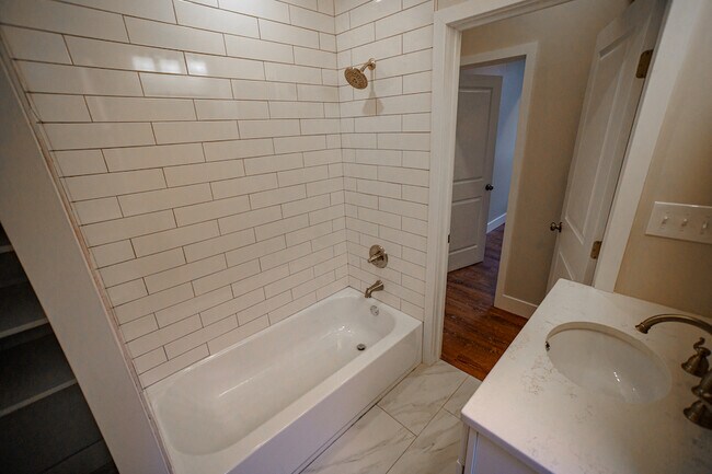 Building Photo - 612 S 5th St