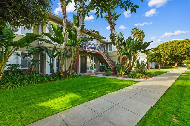 Building Photo - 2BR Coastal La Jolla Apartment | Steps to Windansea Beach