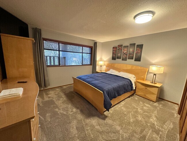 Building Photo - Super Comfortable Furnished Short term rental