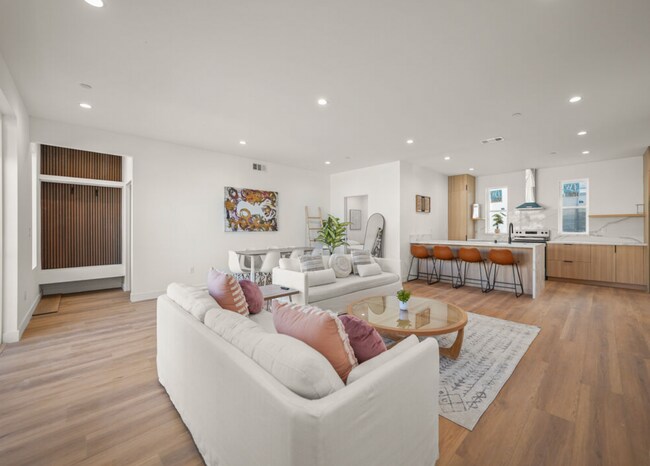 Building Photo - RECENTLY RENOVATED TOWNHOME | 5 BED 5 BATH | PRIVATE ROOFTOP DECK |  PET FRIENDLY | SPACIOUS BEDR...