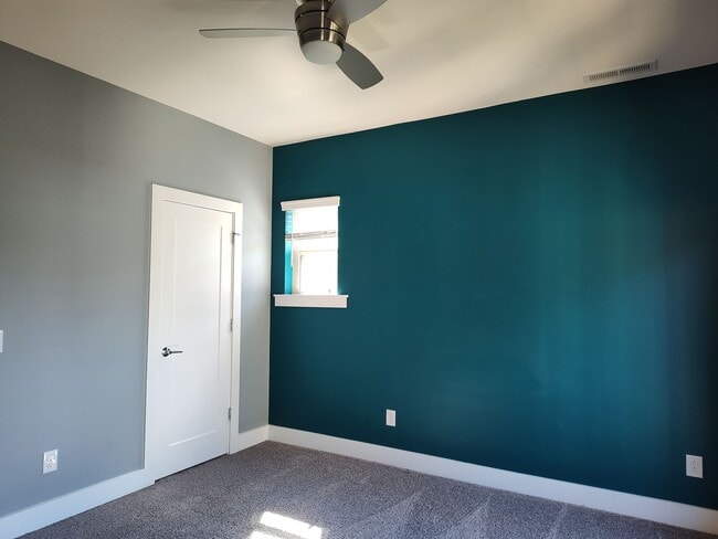 Building Photo - Modern End-Unit Townhome located in the Ce...