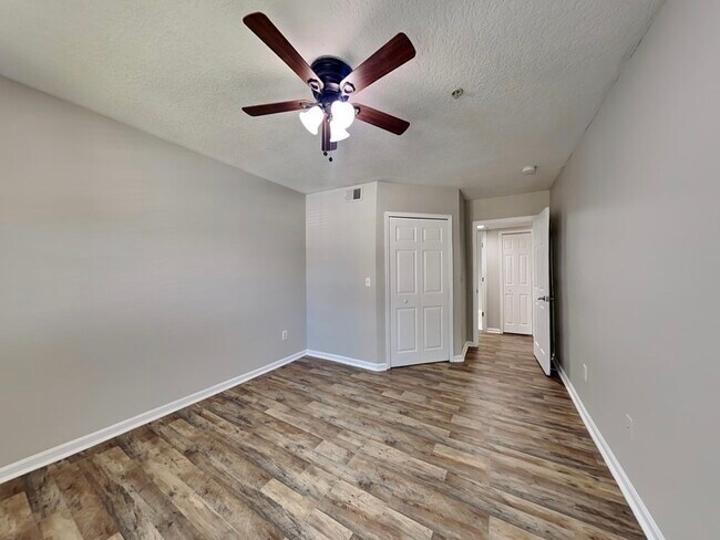 Building Photo - 725 Crest Pines Dr