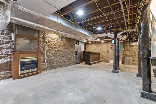 Building Photo - 1002 Sutton Hill Rd