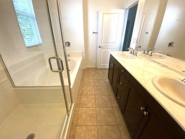 Building Photo - 4 Bdrm Parkside Village Gem -  2 weeks fre...