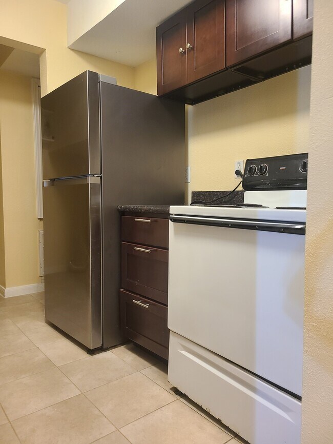 Building Photo - 752 Memorial Mews St