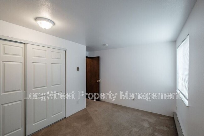 Building Photo - 1950 NW Hayes Ave